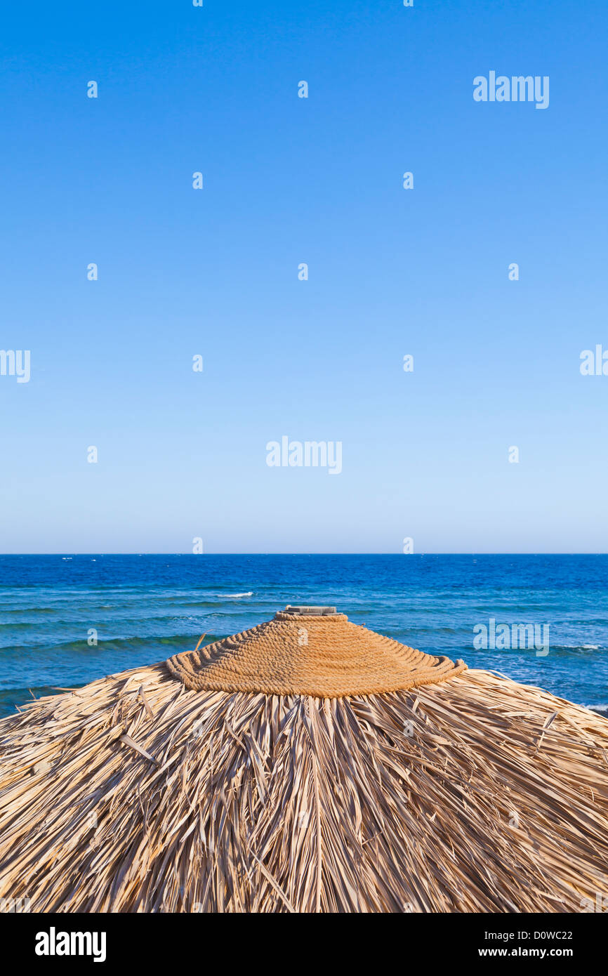 Ombrellone in spiaggia, Dahab, Egitto Foto Stock