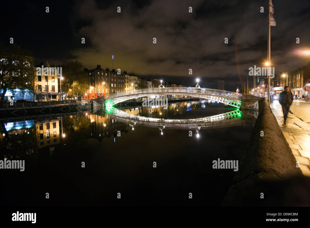 Dublino, Irlanda, Ha'penny ponte sopra il fiume Liffey di notte Foto Stock