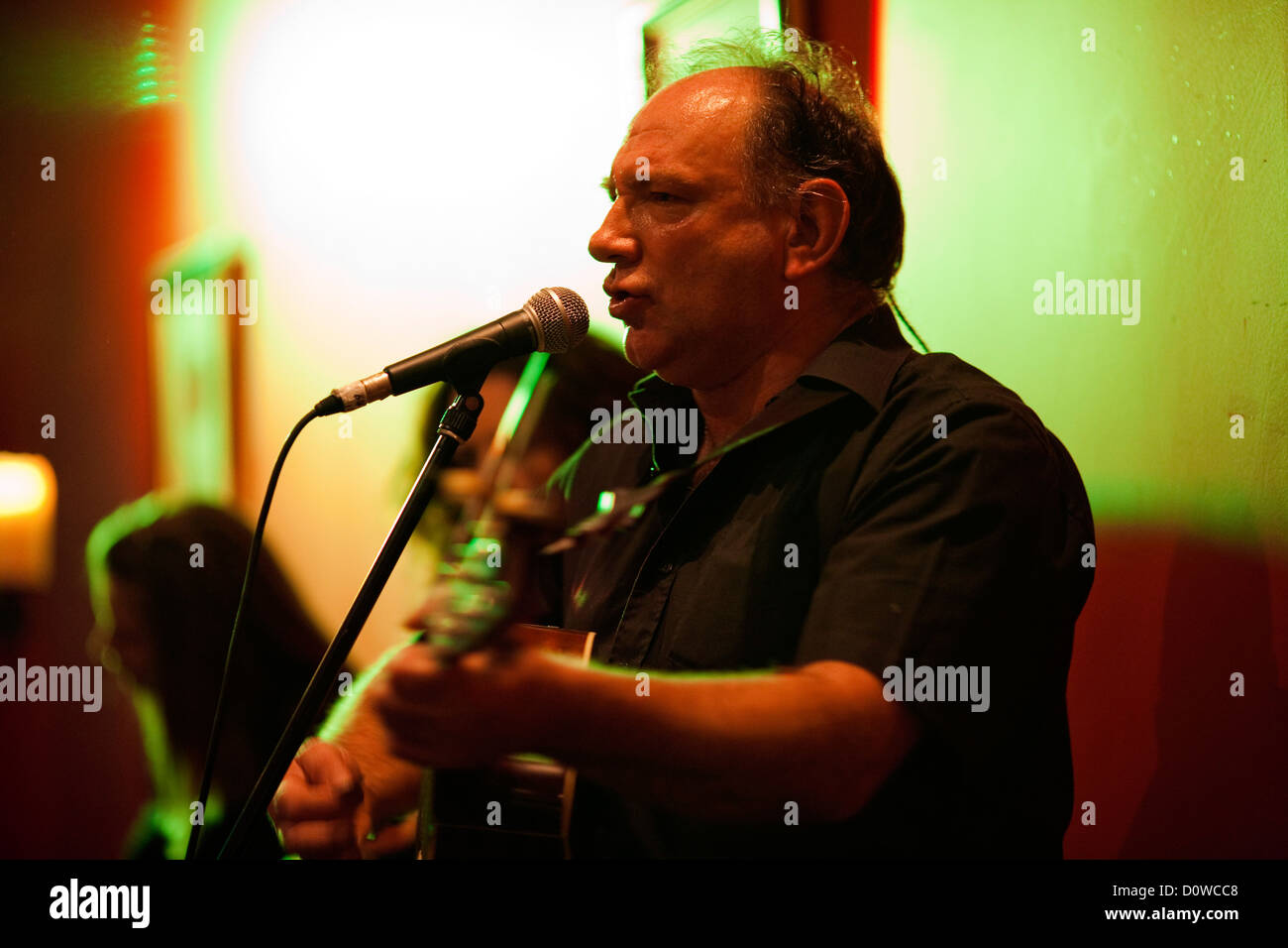 Dublino, Irlanda Irish Folk musicista in un pub. Foto Stock