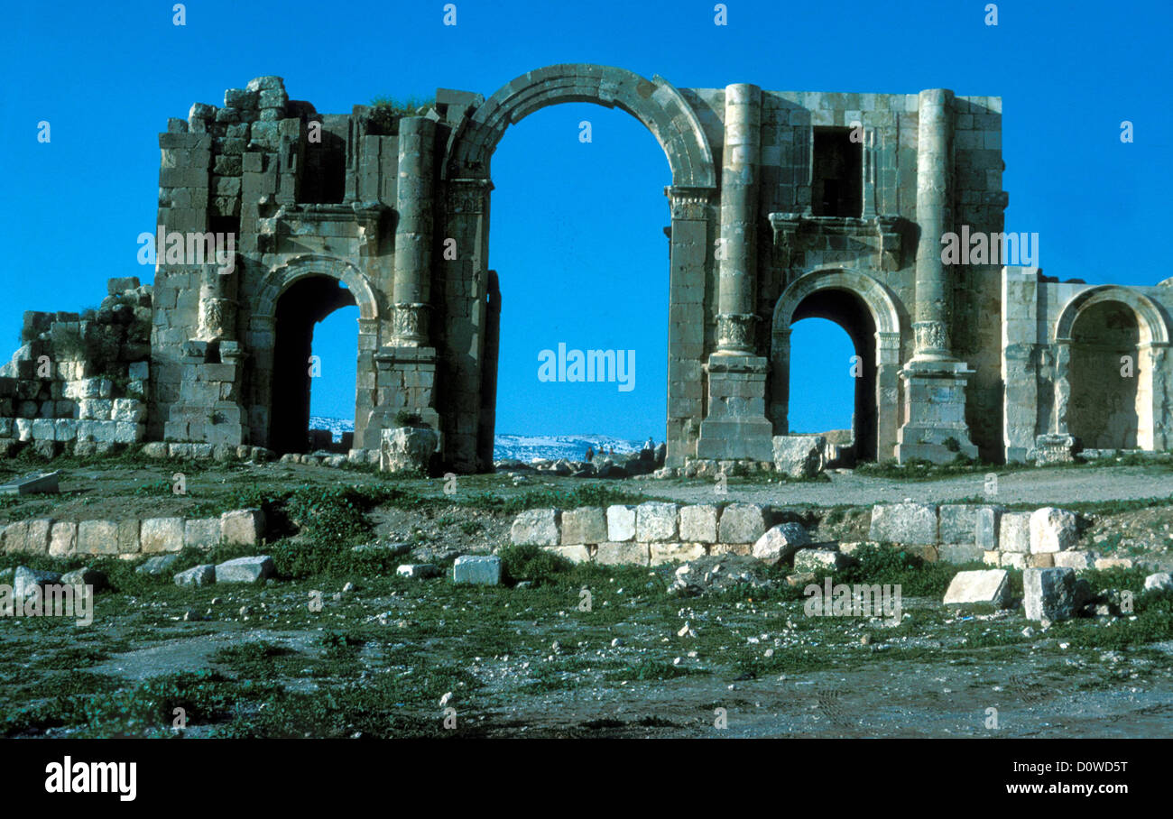 Arco della struttura romana di Adriano a Jerash, Giordania. Si tratta di una porta alta 11 metri ad arco triplo eretta per onorare la visita dell'Imperatore Adriano nell'inverno 129-130 Foto Stock