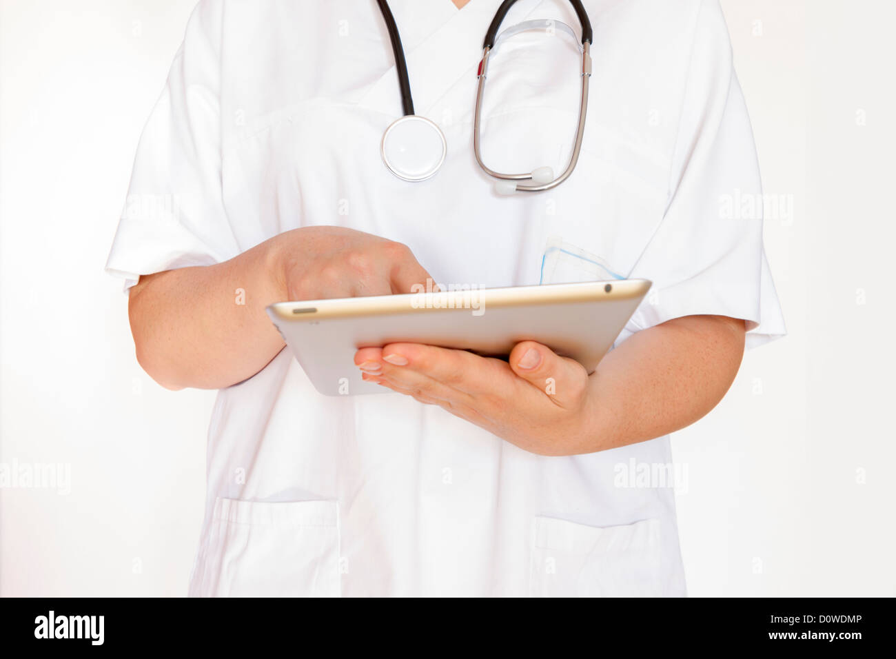 Medico donna utilizzando Tablet PC. Foto Stock