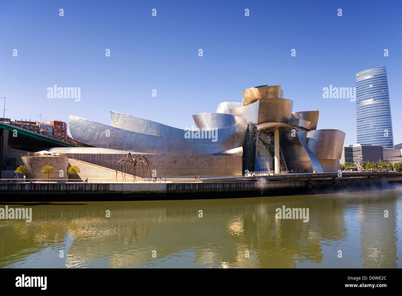 Paesaggio di Bilbao, Paesi Baschi, con il Guggenheim Museum Bilbao, Iberdrola tower e il fiume Nervion Foto Stock
