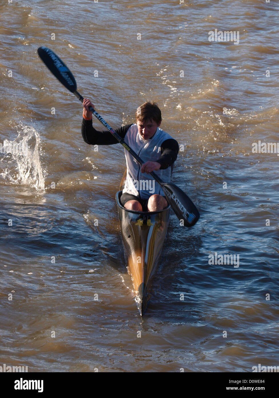 Concorrente in una gara di kayak, Cambridge, Regno Unito Foto Stock