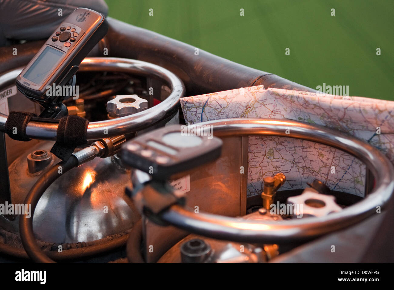 mappa & attrezzature con luce da bruciatori, Ballooning, serata estiva, Chipping Ongar, Essex, UK Foto Stock