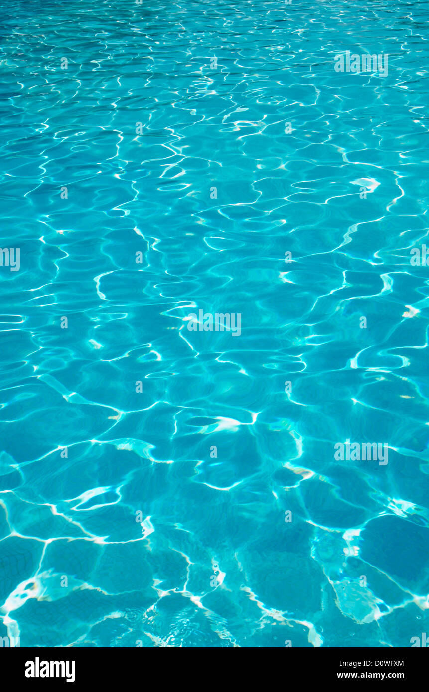 Piscina Blu acqua con riflessioni di Sun Foto Stock