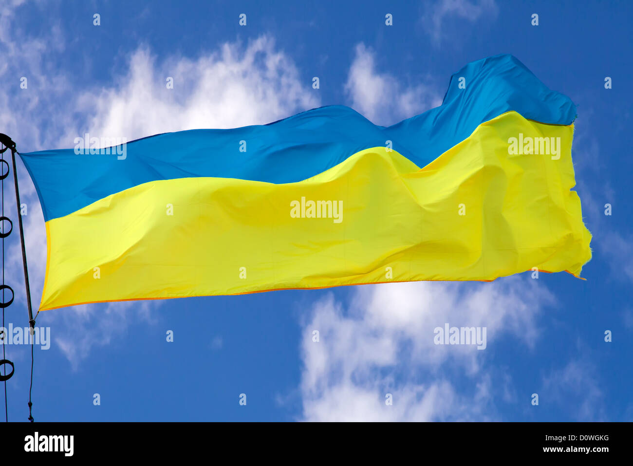 Ukrainian bandiera sventola sul cielo molto nuvoloso Foto Stock