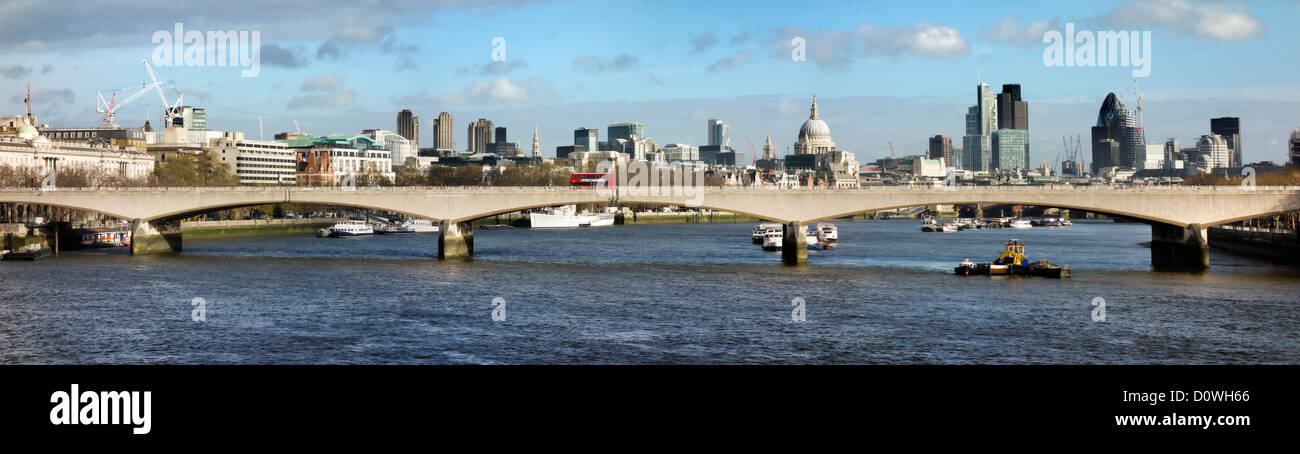 Vista panoramica sullo skyline di Londra prese da Charing Cross Road pedonale 3 Foto Stock