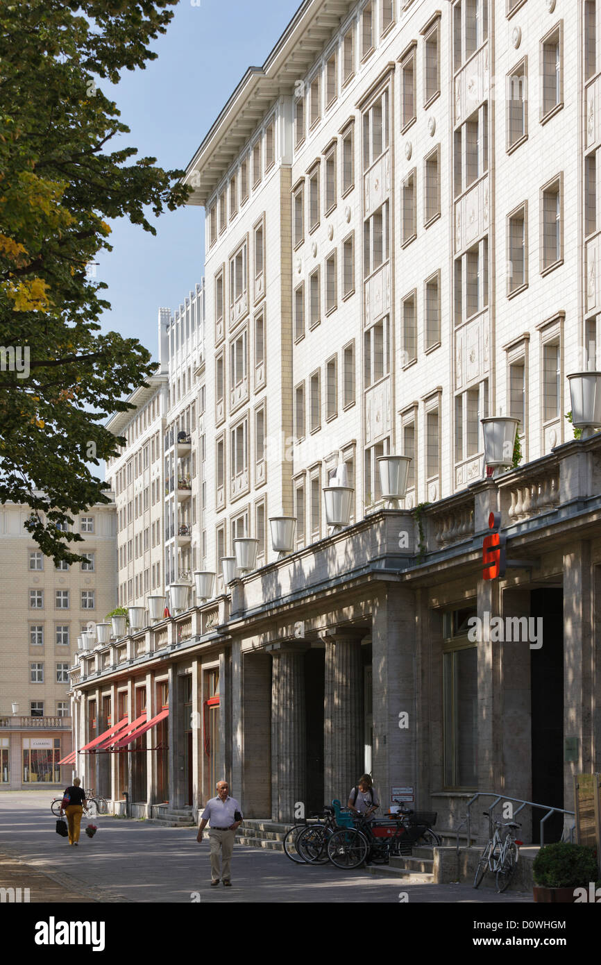 Berlino, Germania, vivendo e Geschaeftsgebaeude in Karl-Marx-Allee a Berlino-friedrichshain Foto Stock