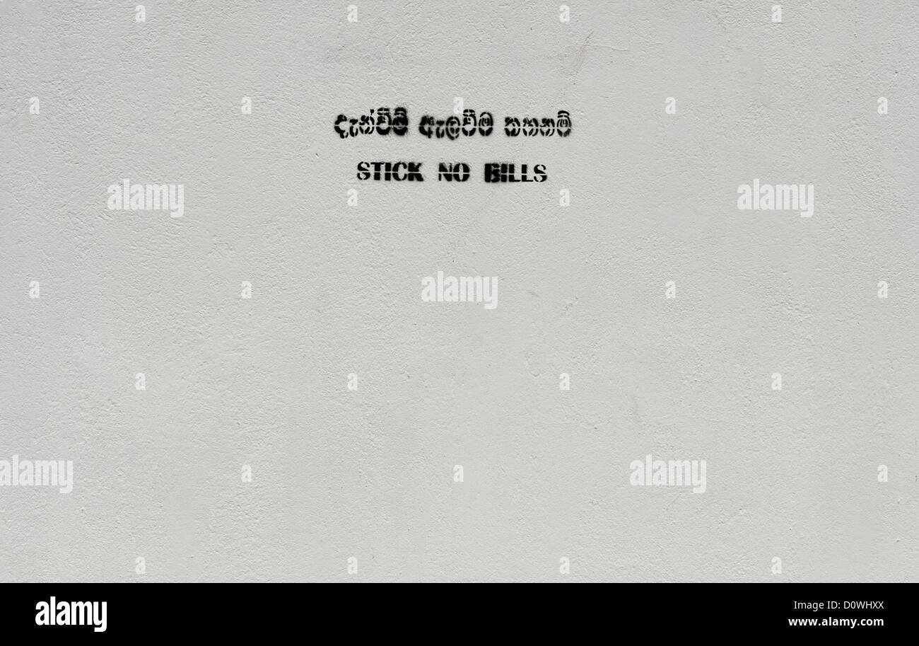 "Contrassegna le fatture non segno dipinta su un muro e non affissione in due lingue, inglese e la lingua Sinhala nello Sri Lanka Foto Stock