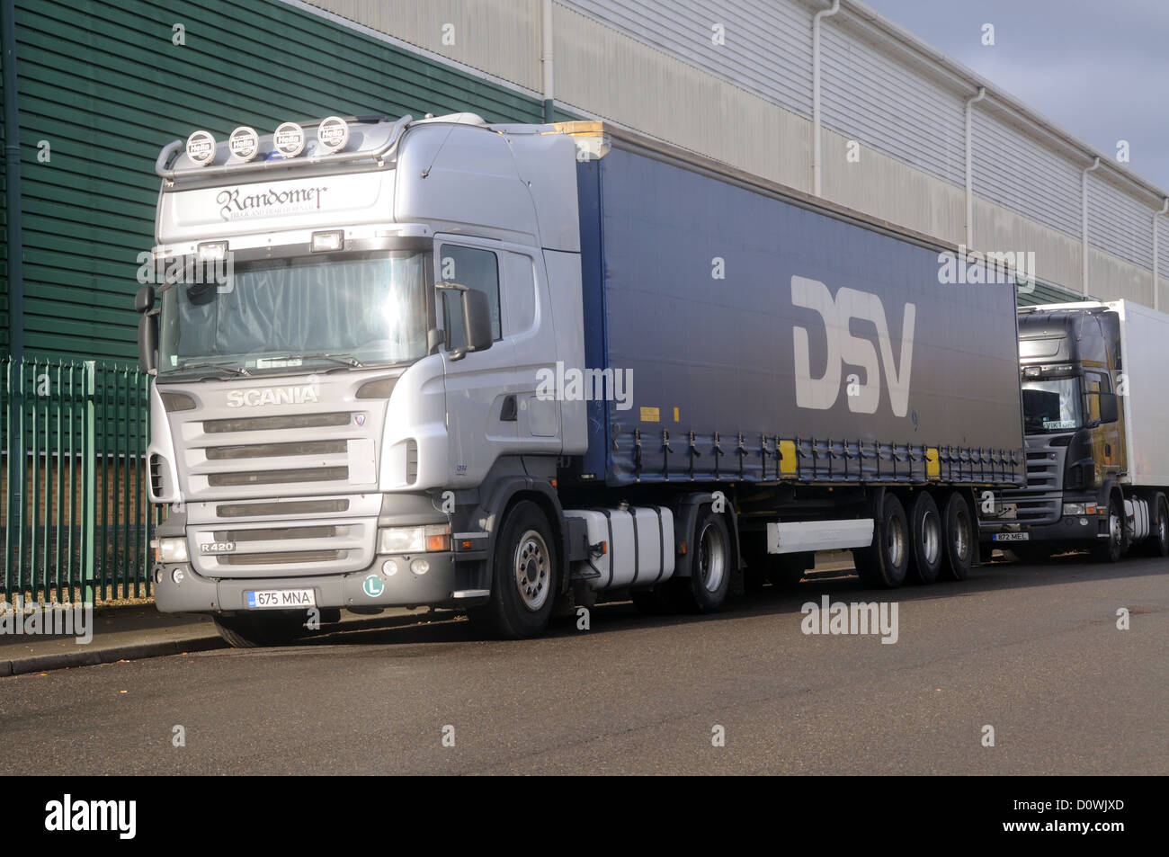 Un 'Randomer' registrato estone Scania R420 unità a trattore con un rimorchio in livrea DSV di Leicester, Leicestershire, Inghilterra Foto Stock