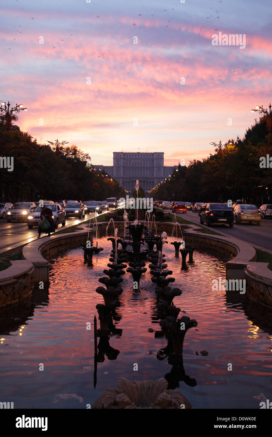 Bucarest, Romania, le automobili e i pozzi sul viale dell'unità Foto Stock