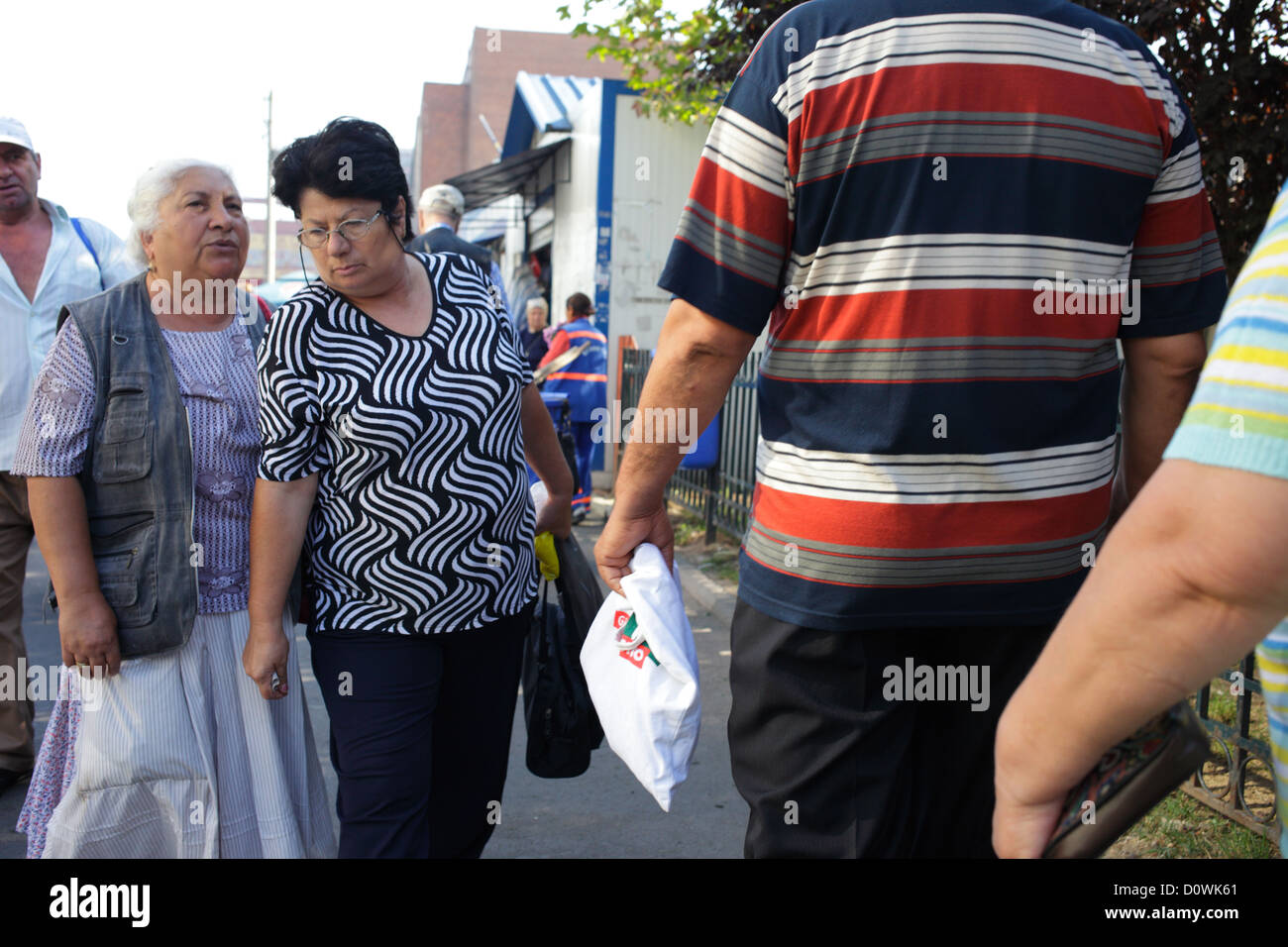 Bucarest, Romania, due donne anziane sul loro modo in un mercato Foto Stock