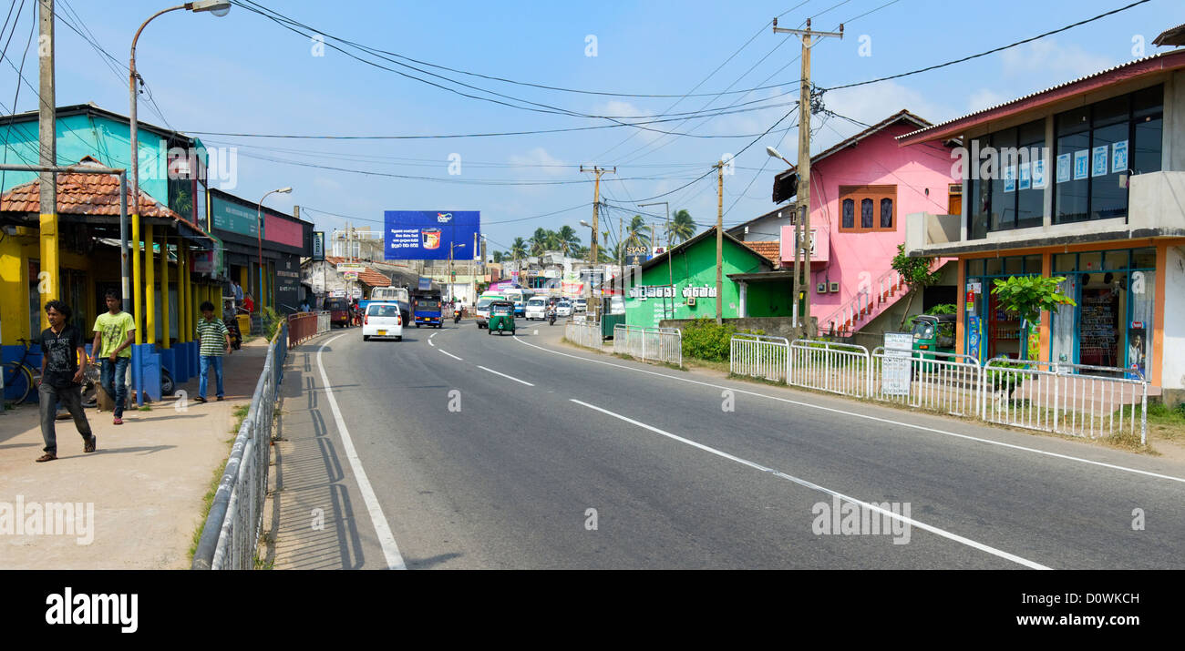 Il Galle Road a Hikkaduwa Town Center, Sri Lanka Foto Stock