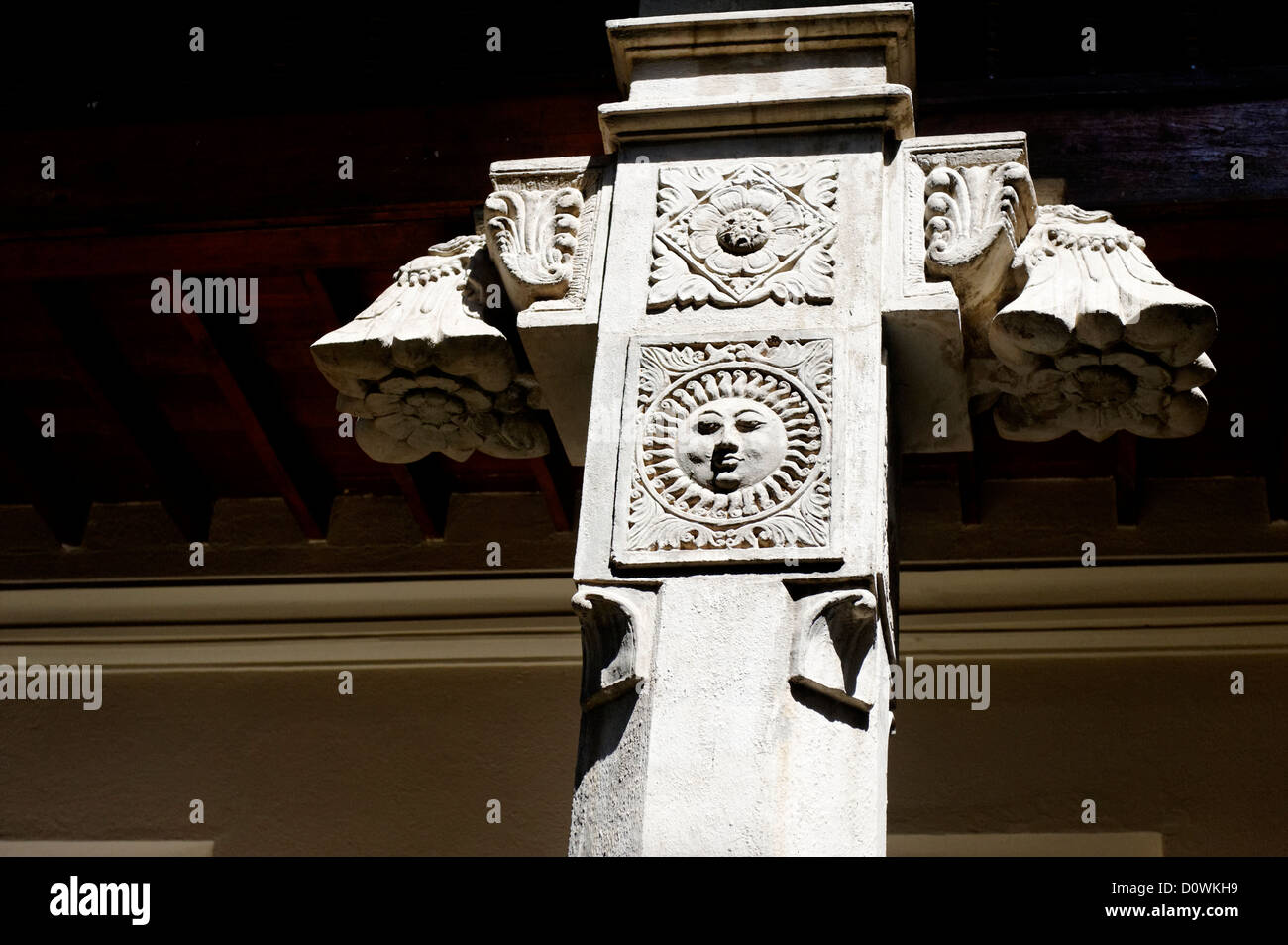 Sculture ornate nel Tempio della Reliquia del Dente, un tempio buddista nella città di Kandy, Sri Lanka. Foto Stock