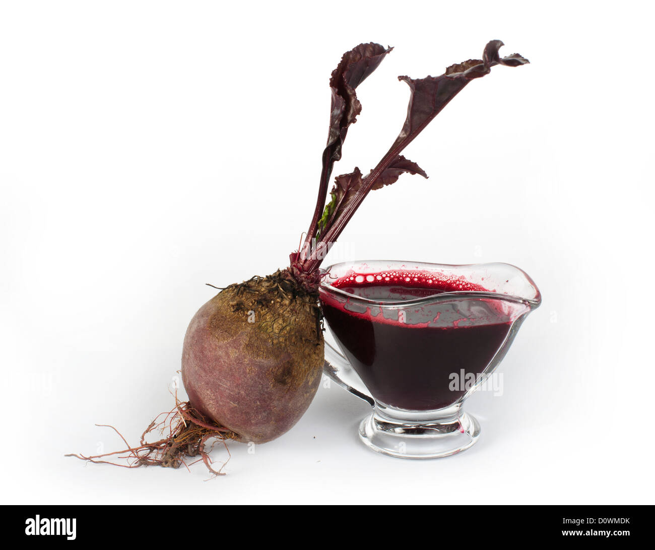 Barbabietole rosse con foglie e la caraffa con il succo di isolato bianco Foto Stock