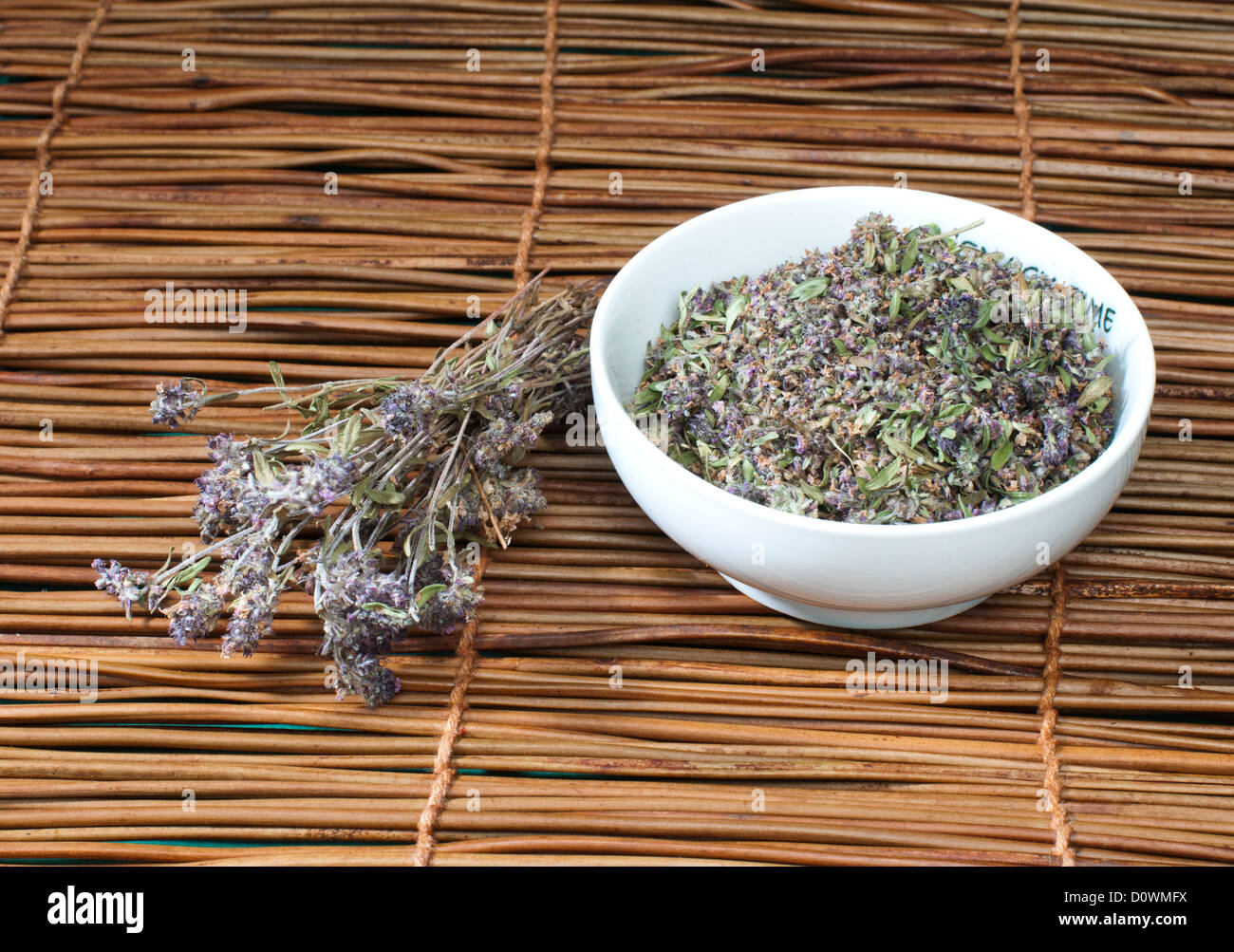 Timo essiccato in una ciotola su una base di legno Foto Stock