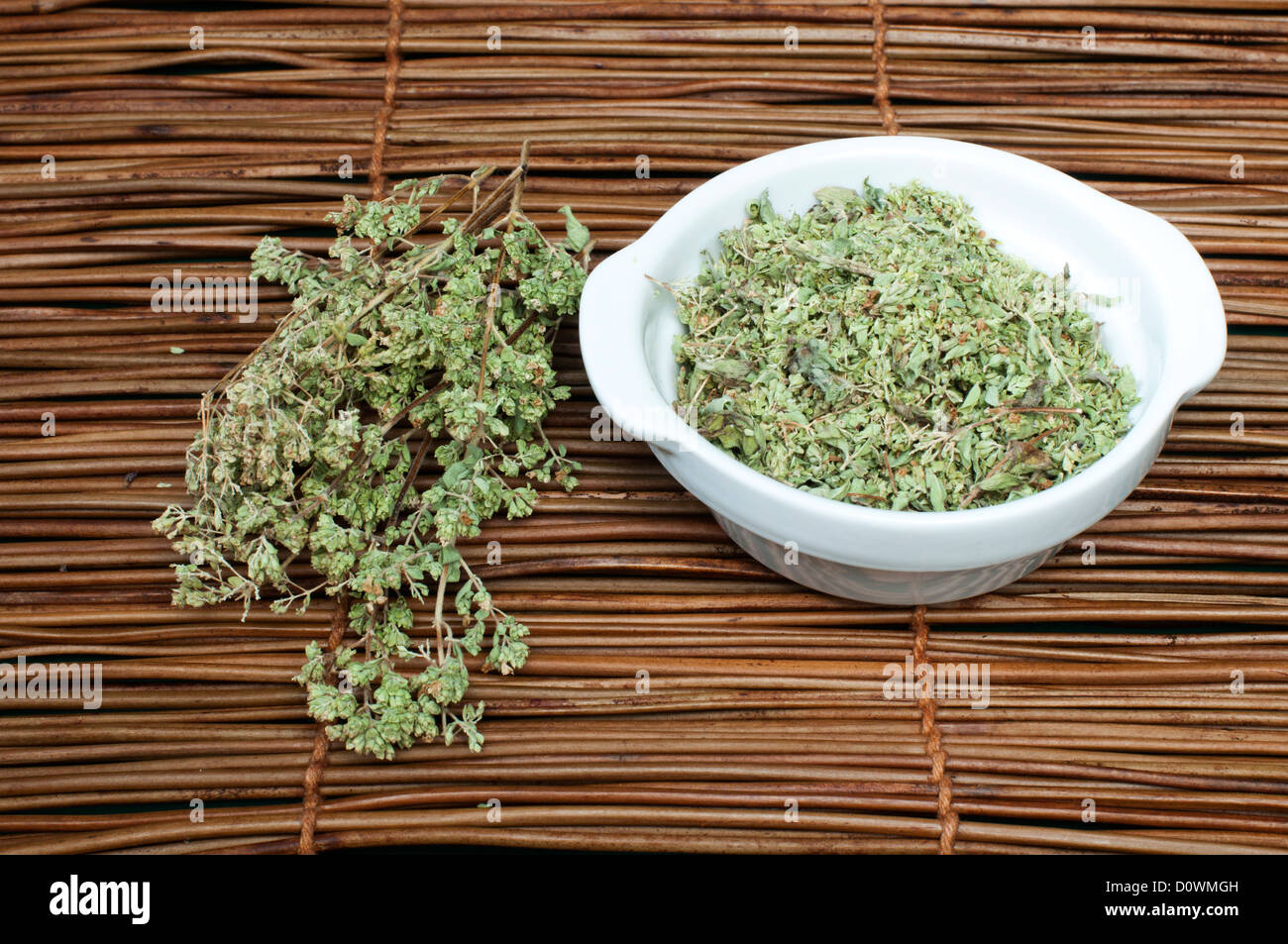 Origano essiccato in una ciotola su una base di legno Foto Stock