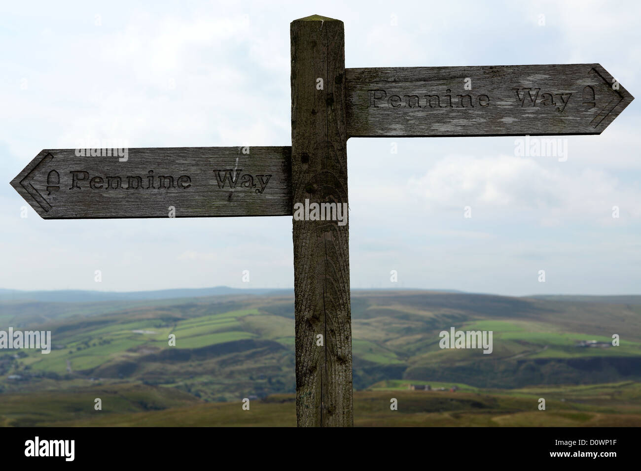Marcatura di segni del The Pennine Way sulla Pennine colline tra West Yorkshire e il Lancashire in Inghilterra, Regno Unito. Foto Stock