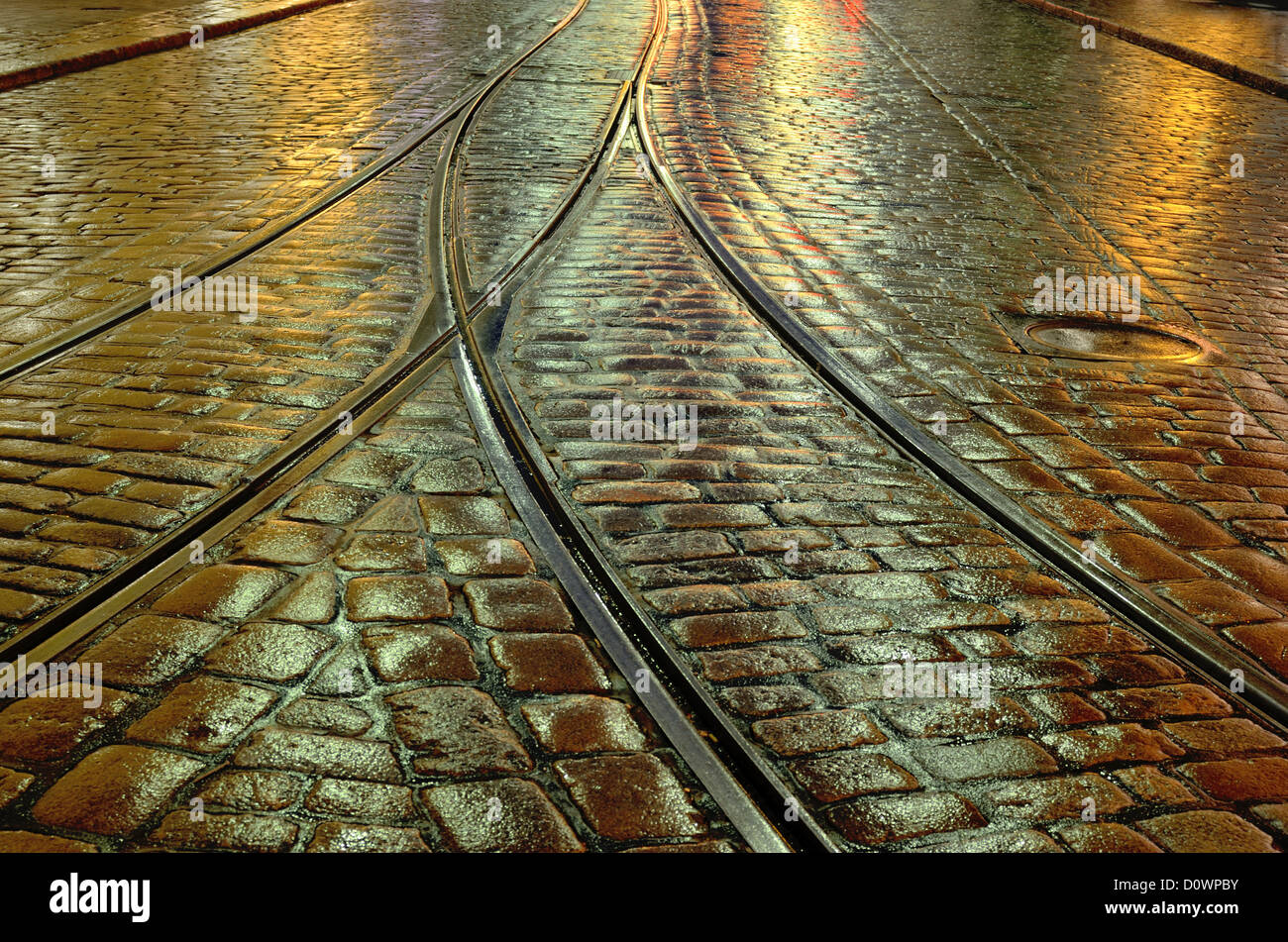 Vecchia pavimentazione di pietra e le rotaie del tram Foto Stock