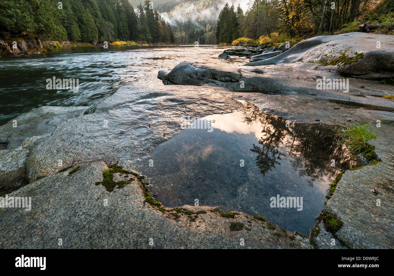 Sud forcella Skykomish fiume sottostante Eagle Falls, Cascade Mountains, Washington. Foto Stock