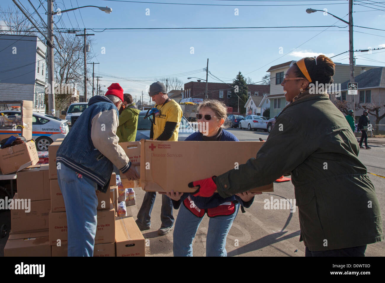 New York, NY - Volontari a Staten Island aiuto con il recupero dall'uragano di sabbia. Foto Stock