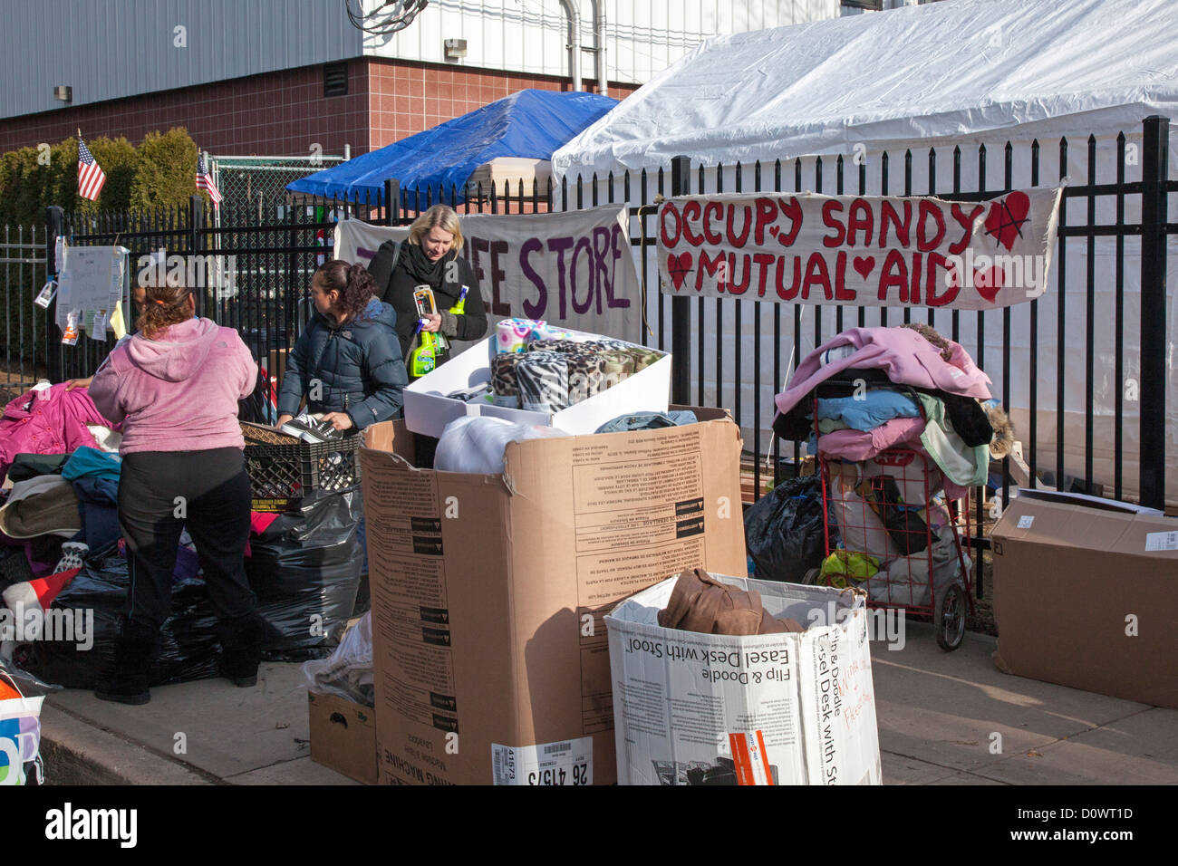 New York, NY - Volontari a Staten Island aiuto con il recupero dall'uragano di sabbia. Foto Stock