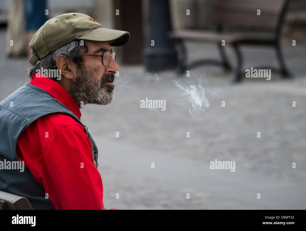 Bucarest, Romania - 30 Settembre 2012: uomo di fumare una sigaretta nelle strade di Bucarest Foto Stock