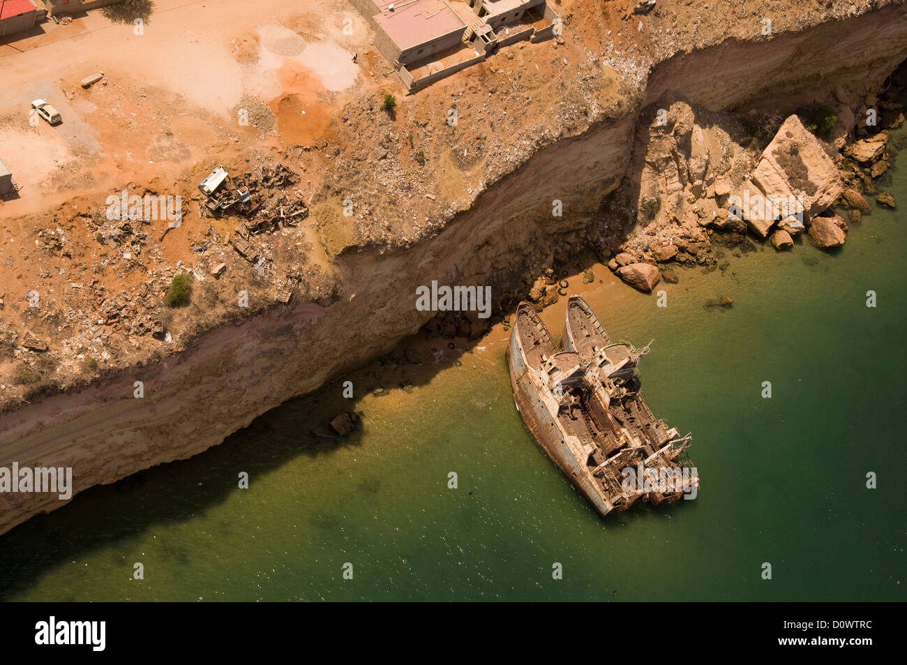 Riprese aeree di due navi in disuso spiaggiata al di sotto di rocce che dominano il litorale di Angola a nord di Luanda. Foto Stock
