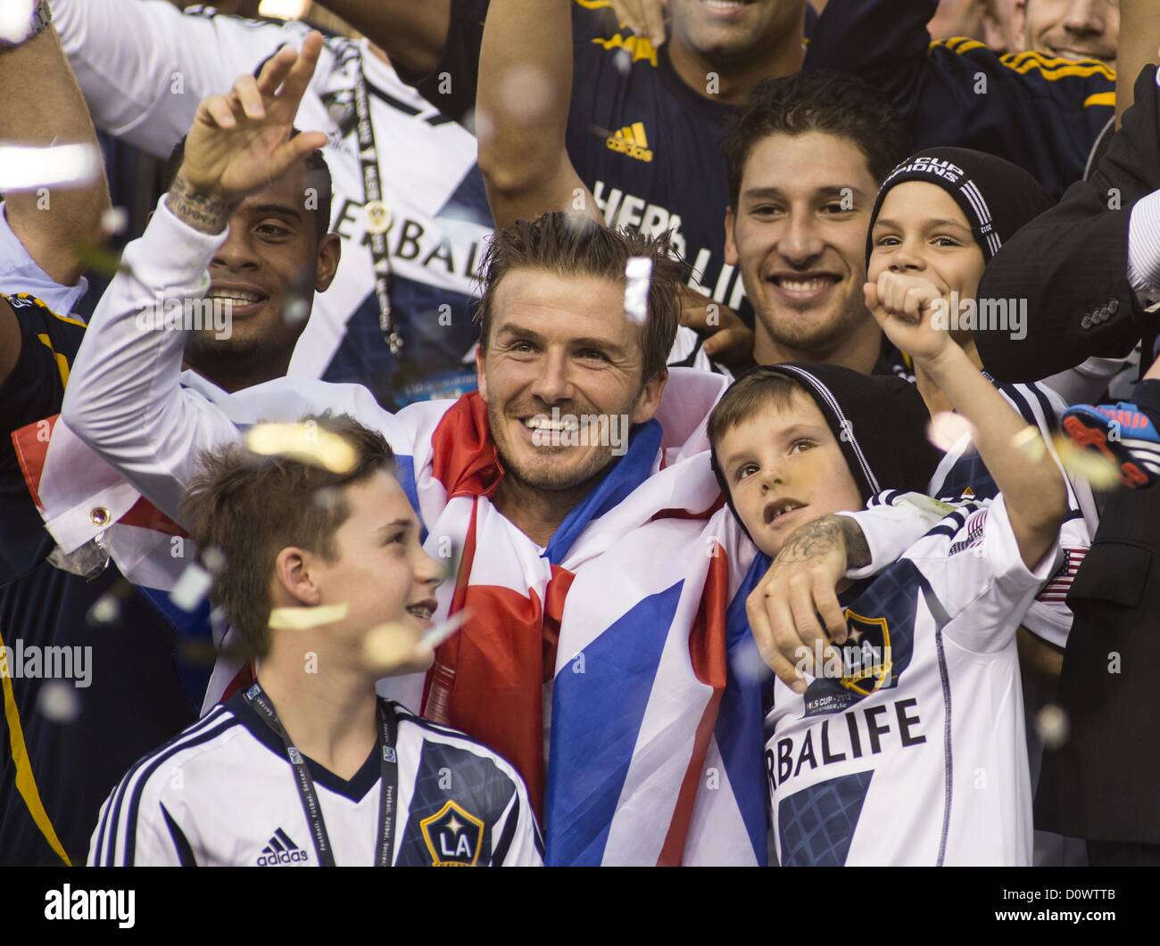 Dal 1 dicembre 2012 - Los Angeles, California (CA, Stati Uniti - Los Angeles Galaxy star David Beckham #23 con i suoi figli Brooklyn Beckham, Romeo Beckham e Cruz Bekham, celebra con i suoi compagni di squadra dopo la sconfitta di Galaxy la Houston Dynamo 3-1 per vincere il 2012 Major League Soccer (MLS) Cup finale al Home Depot Center su dicembre 1, 2012 a Carson, California. Beckham sarà lasciando la squadra dopo il gioco. È entrato a far parte di L.A. Galaxy torna su gennaio 11, 2007, quando ha firmato un contratto di 5 anni non vale $32.5ÃŠmillion. Egli ha svolto in oltre 98 giochi durante la sua stagione sei stint con la galassia e jus Foto Stock