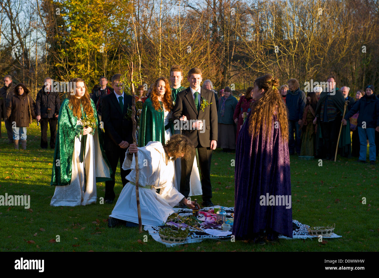 Sabato 1 dicembre 2012. I druidi dalla fondazione di vischio tenere la loro annuale Multi-fede Cerimonia della pace e di rendimento di grazie per celebrare il potere di vischio nel villaggio rurale di Tenbury Wells, Worcestershire, England, Regno Unito Foto Stock