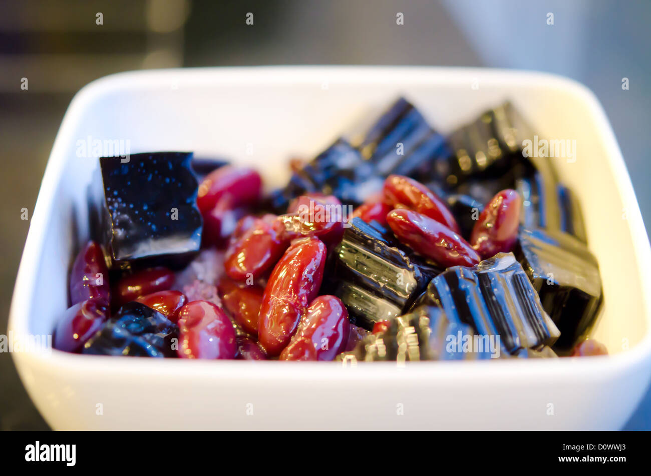 Asian dessert, una sorta di verdure cinesi jelly di colore nero e rosso bean Foto Stock
