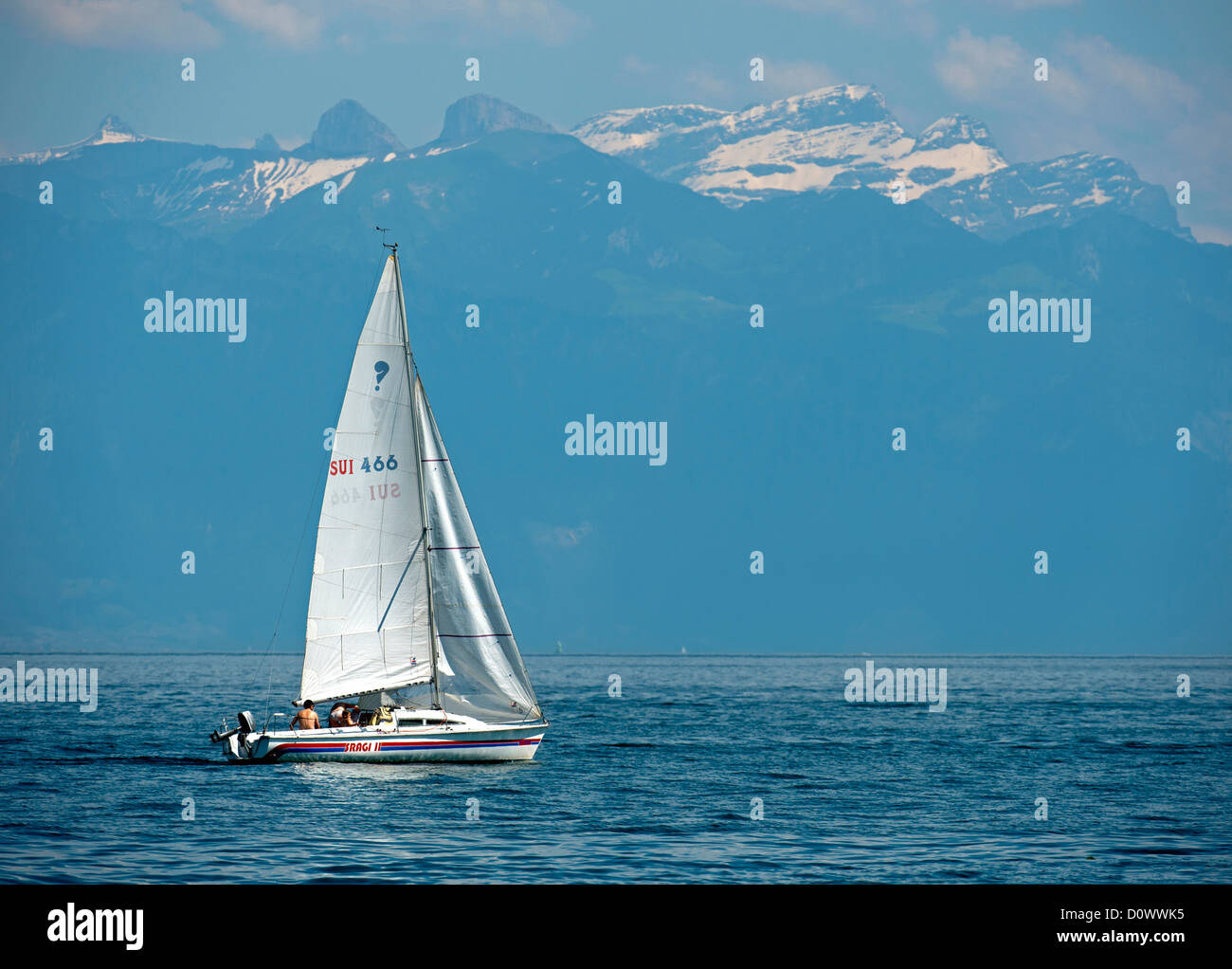 Sorpresa yacht a vela sul Lago di Ginevra nella parte anteriore delle alpi vodesi, Canton Vaud, Svizzera Foto Stock