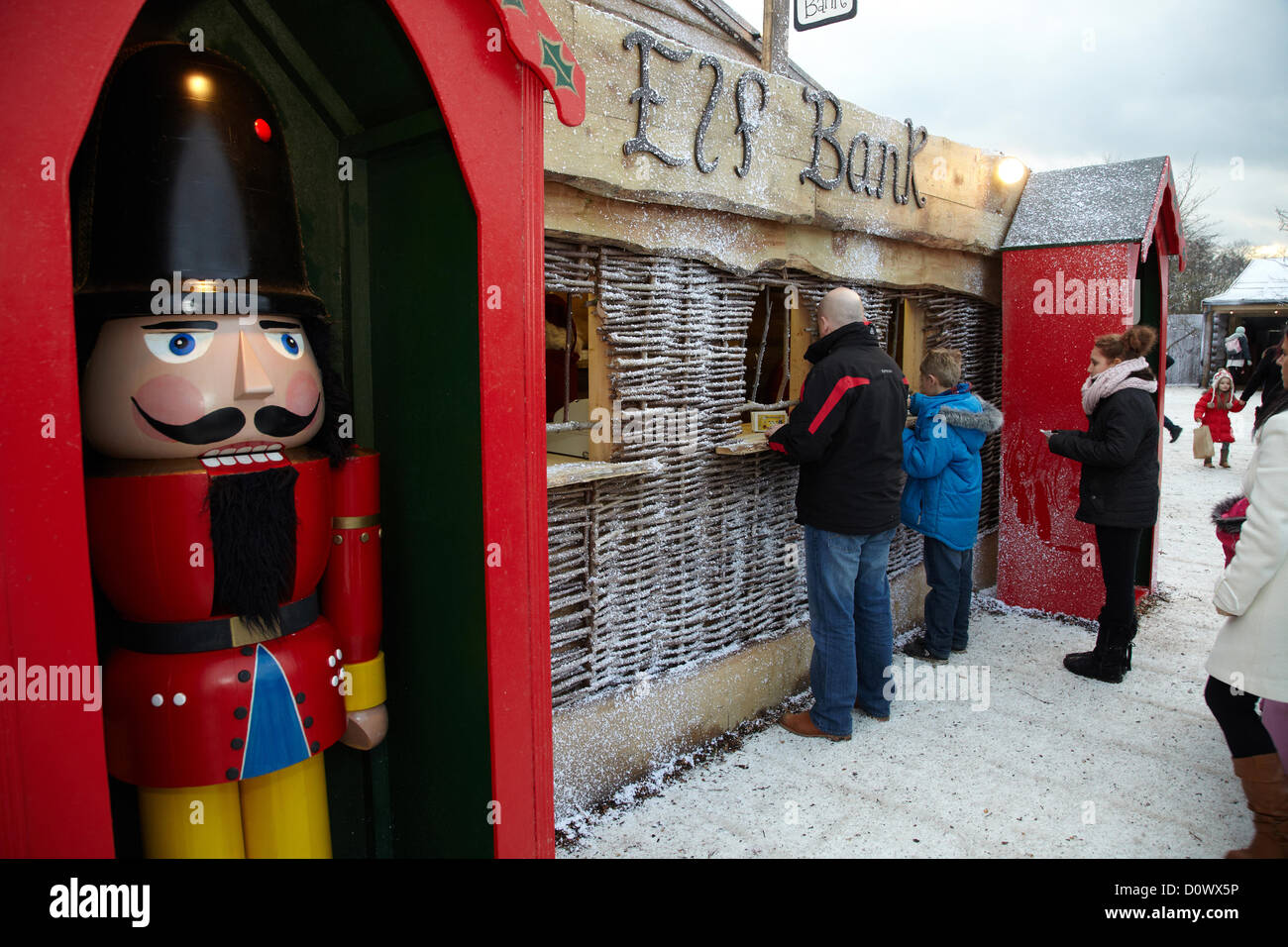 All'esterno della banca elf, presso il centro eventi Lapland UK, Bewl Water, Kent, Regno Unito. Foto Stock