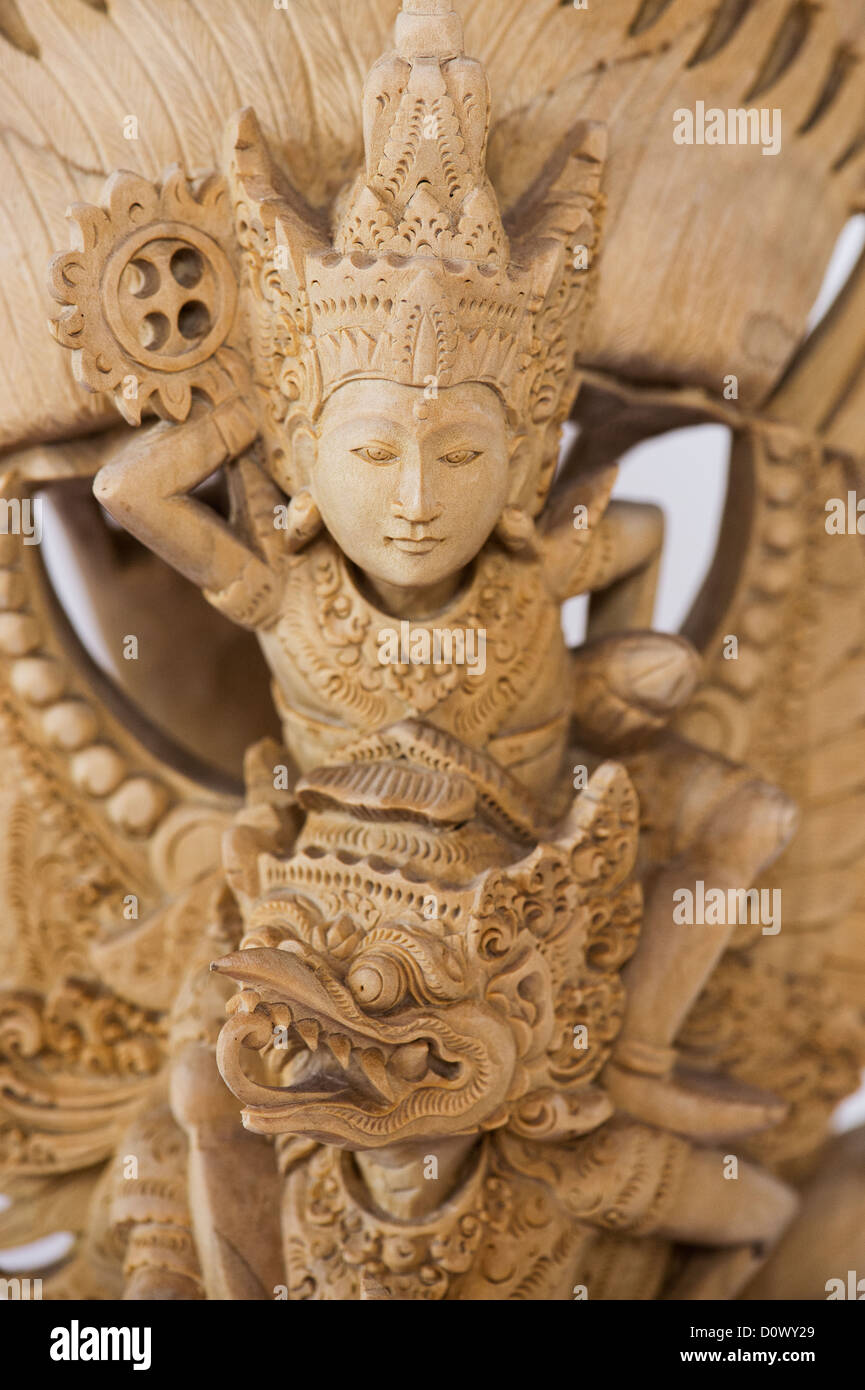 Intagliato a mano Vishnu, Garuda, Nagas statua in legno da Bali su sfondo bianco Foto Stock