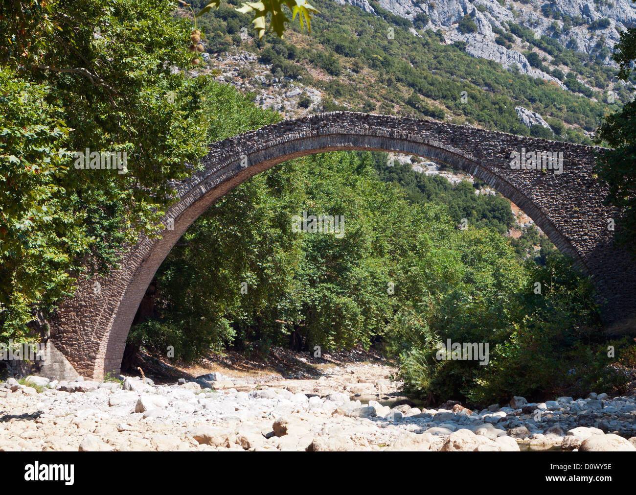 Il vecchio ponte di pietra sul gate di Trikala città della Grecia centrale Foto Stock