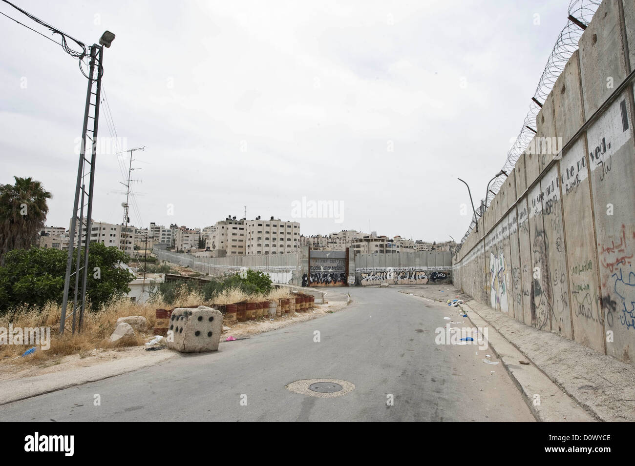 La parete di separazione in Palestina dividendo il ebrei ed arabi gare Foto Stock