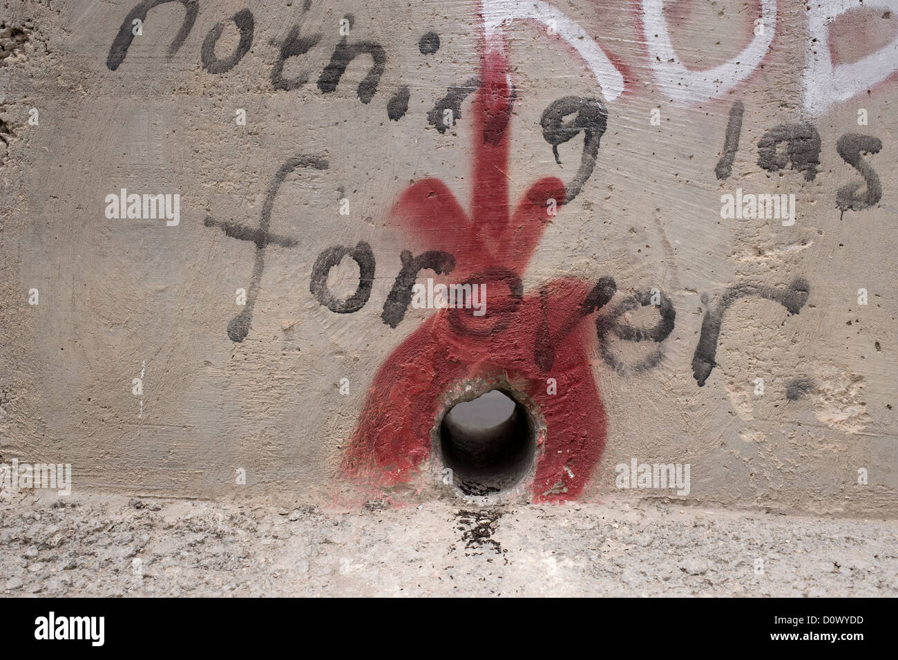 Foro di contrabbando nella parete di separazione in Cisgiordania dividendo l'Ebreo e popolazione palestinese in Cisgiordania, Palestina. Foto Stock