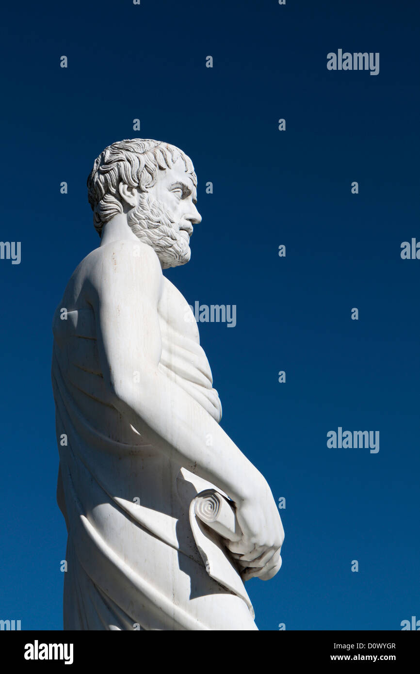 Aristotele statua si trova a Stageira della Grecia (luogo di nascita del filosofo) Foto Stock