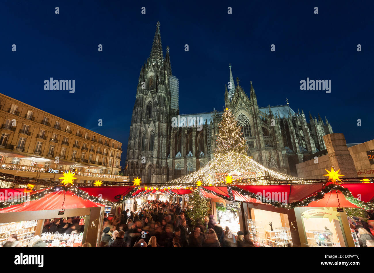 Occupato Cologne Christmas Market in corrispondenza di notte la cattedrale in inverno in Germania Foto Stock