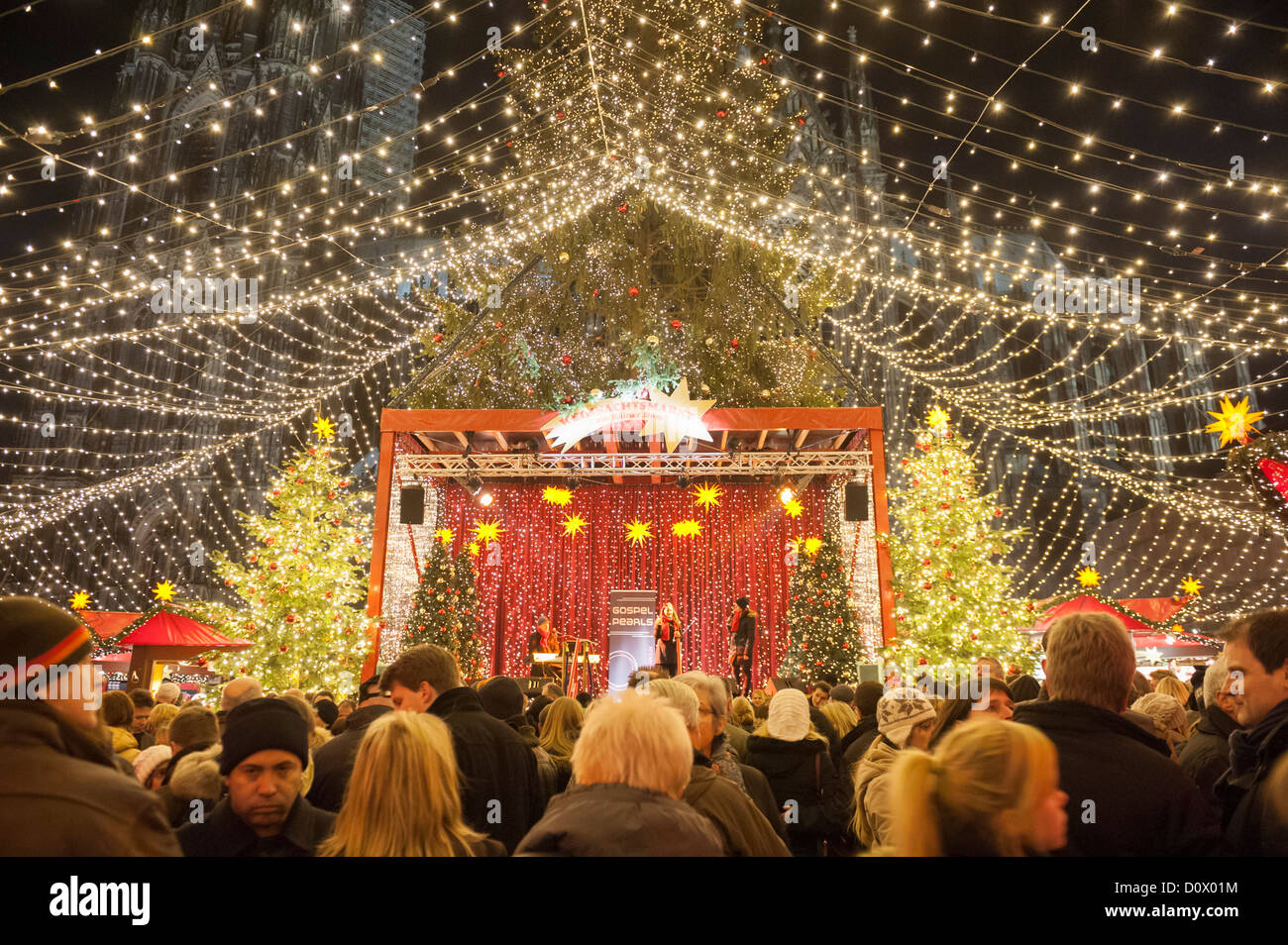Occupato Cologne Christmas Market in corrispondenza di notte la cattedrale in inverno in Germania Foto Stock