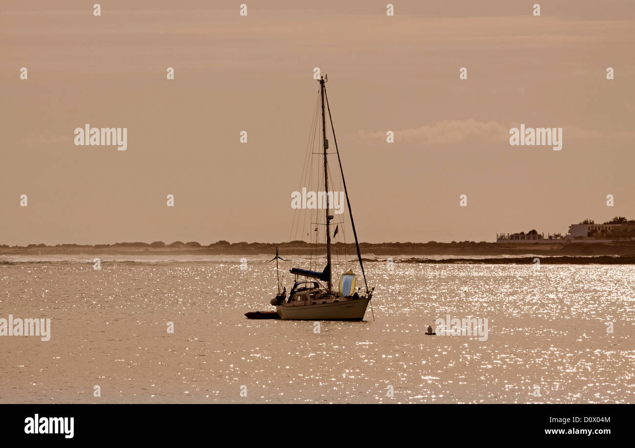 Inverno tramonto su un yacht ormeggiati. FUERTEVENTURA ISOLE CANARIE. Foto Stock