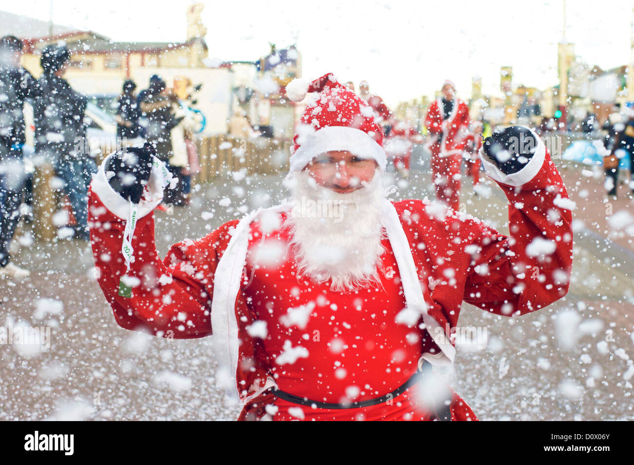 2/12/12 Blackpool,UK. 850 guide in costume e Walkers hanno preso parte alla Santa Dash lungo la passeggiata per raccogliere fondi per Blackpool Trinità Ospizio. Prima casa in una tempesta di neve Rob Brookfield di Blackpool. Foto Stock