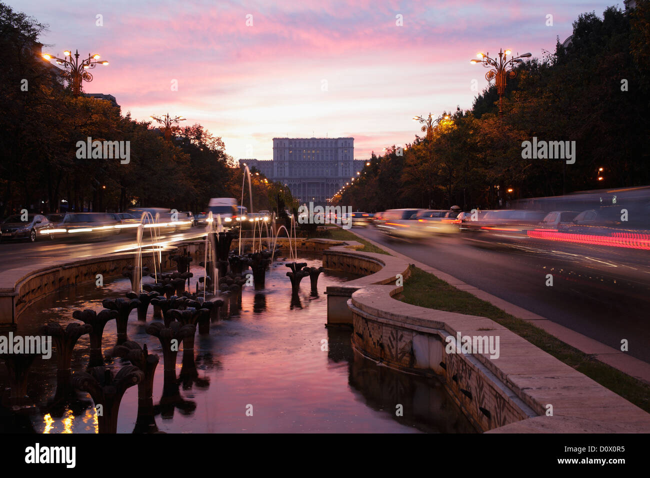 Bucarest, Romania, le automobili e i pozzi sul viale dell'unità Foto Stock