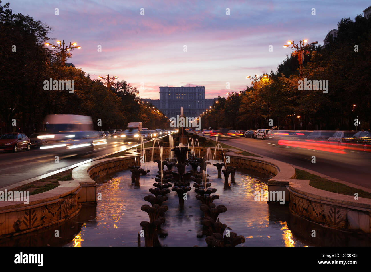 Bucarest, Romania, le automobili e i pozzi sul viale dell'unità Foto Stock