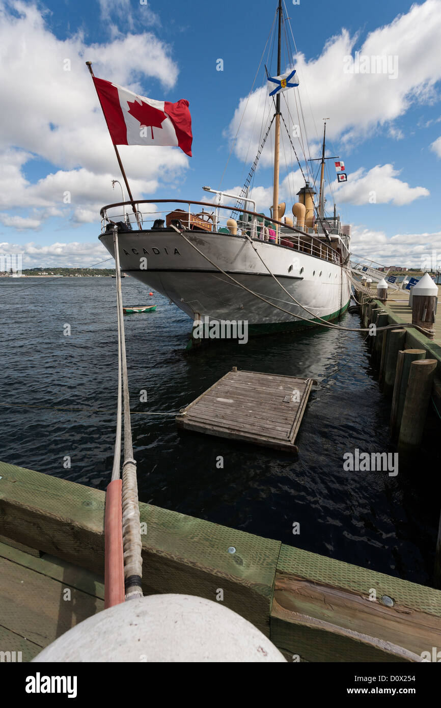 Acadia nave museo nel porto di Halifax. L'Acadia in precedenza una nave di ricerca è ora legata a un dock a Halifax Foto Stock