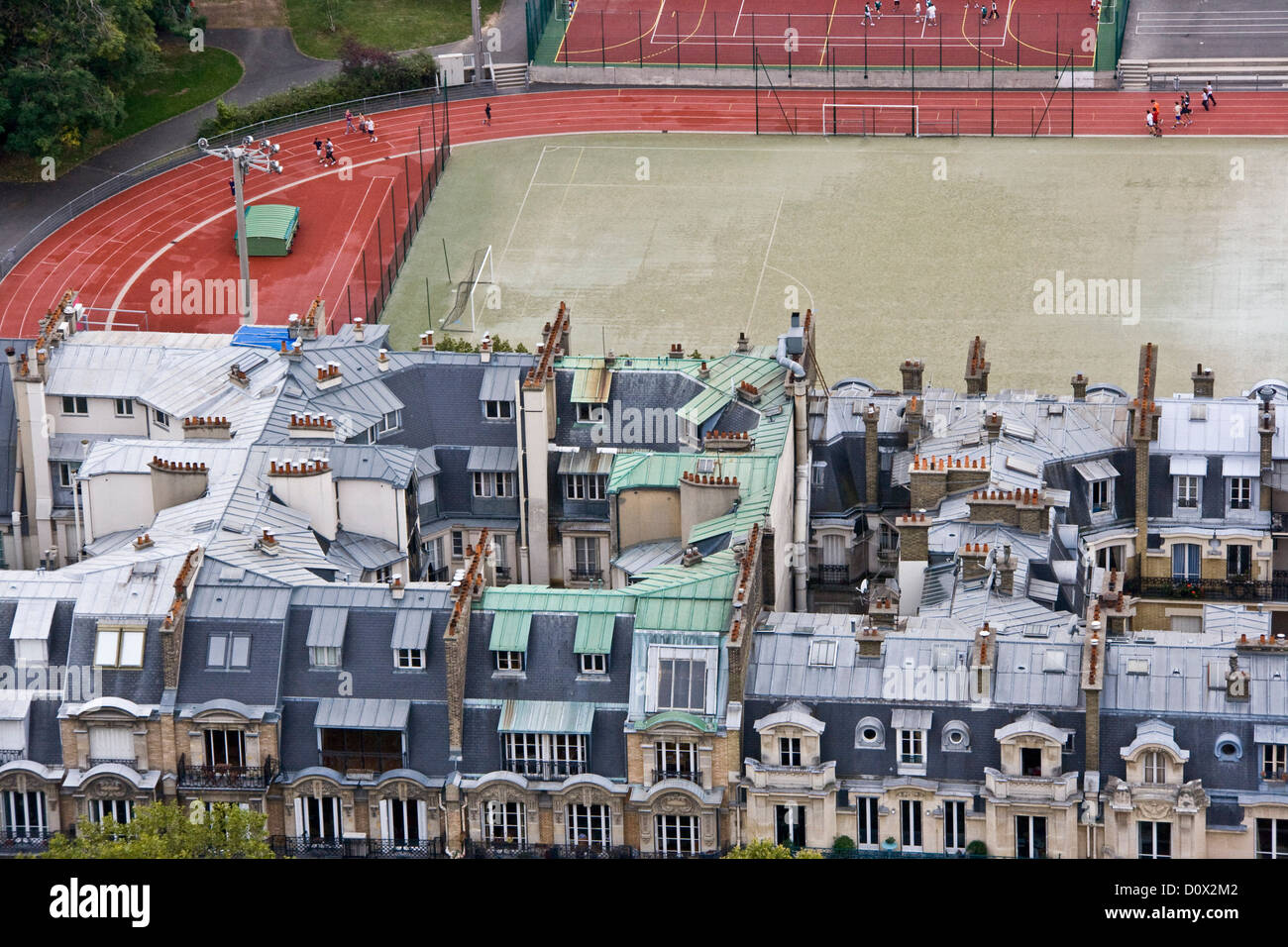 Vista di appartamenti e sport track nel settimo arrondissement visto dalla Torre Eiffel Parigi Francia Europa Foto Stock