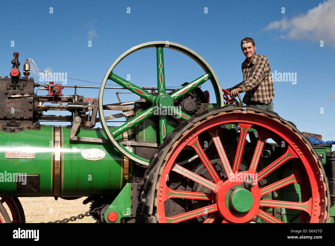 Un giovane uomo alla guida di un'annata motore a vapore Foto Stock