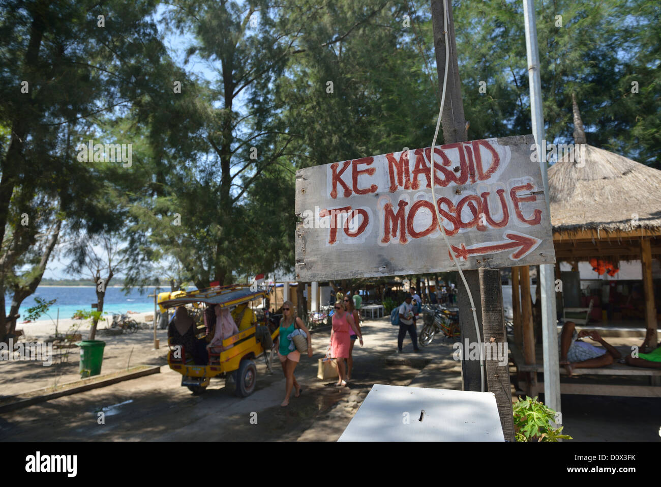 Una tavola di legno mostra il modo della locale moschea a Gili Trawangan; Nusa Tengara, Indinesia. Foto Stock