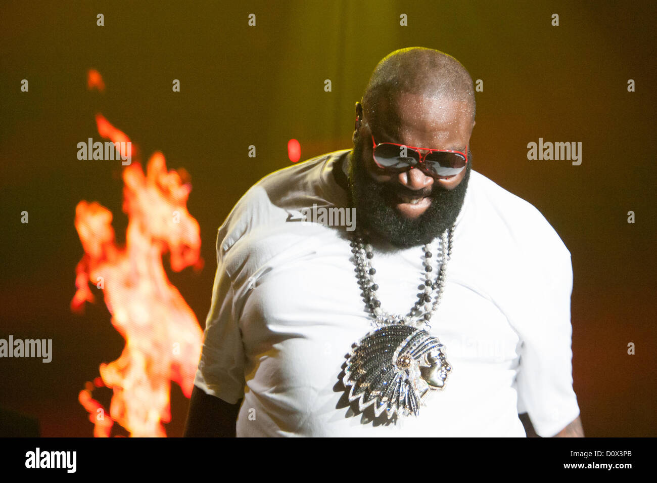 SACRAMENTO, CA - 1 Dicembre: Rick Ross esegue nel suo MMG Tour con la mitragliatrice Kelly, Meeke Mill e Wale Folarin al Sleep Train Arena a Sacramento, la California il 1 dicembre 2012. Foto Stock