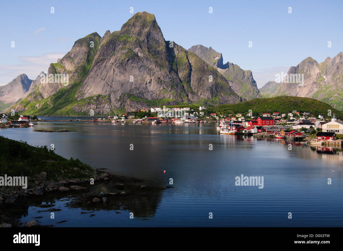 Tipico paesaggio immagine del villaggio di Lofoten Reine in Norvegia Foto Stock